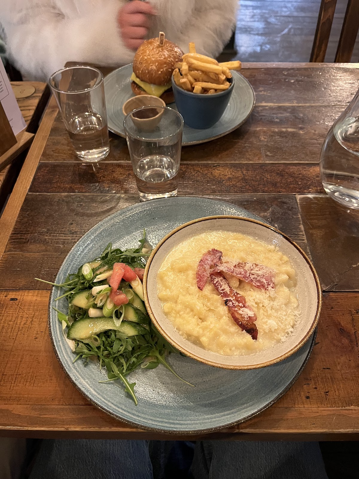 Round Table — photo 3